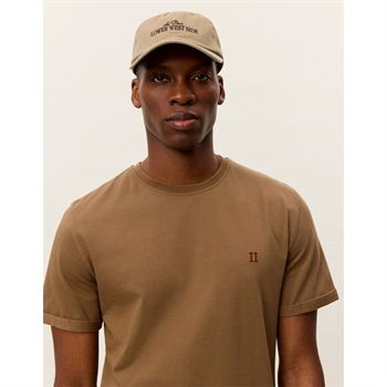 Klassisk brun t-shirt med logo på brystet fra Les Deux