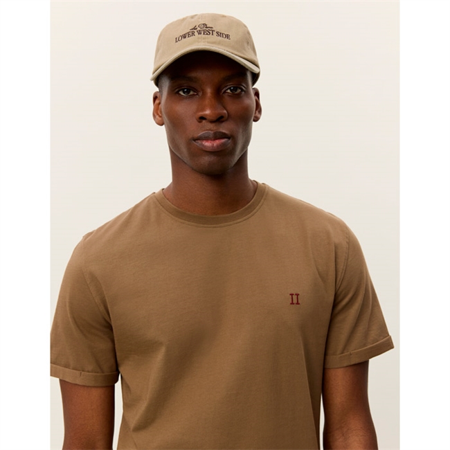 Klassisk brun t-shirt med logo på brystet fra Les Deux