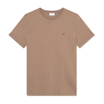 Klassisk brun t-shirt med logo på brystet fra Les Deux