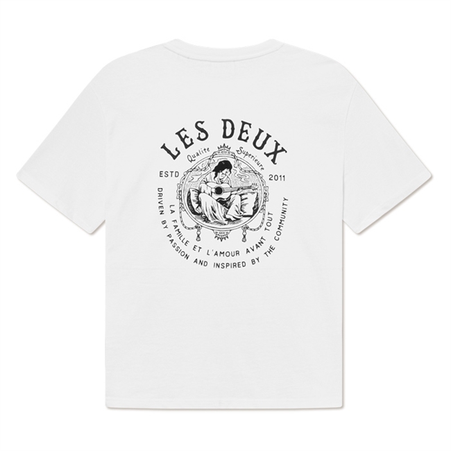 Lækker hvid t-shirt med print på ryggen fra Les Deux