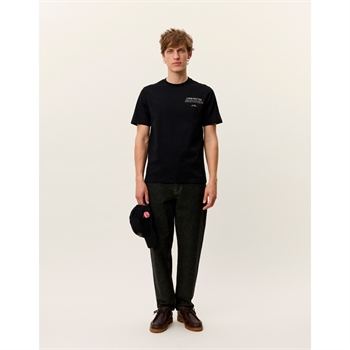 Moderne sort t-shirt fra Les Deux med grafisk print på ryggen
