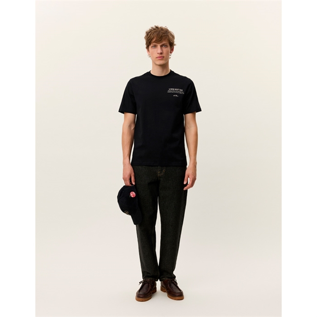 Moderne sort t-shirt fra Les Deux med grafisk print på ryggen