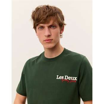 Stilren grøn t-shirt med ikonisk logo på brystet fra Les Deux
