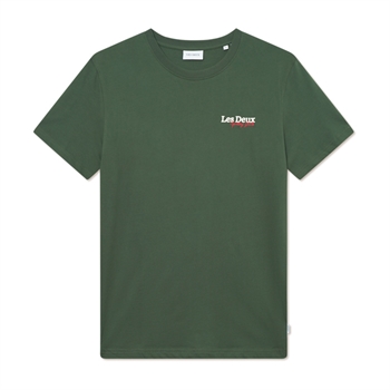 Stilren grøn t-shirt med ikonisk logo på brystet fra Les Deux