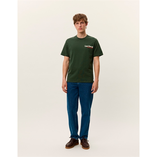 Stilren grøn t-shirt med ikonisk logo på brystet fra Les Deux