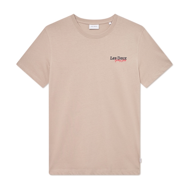 Stilren beige t-shirt med ikonisk logo på brystet fra Les Deux