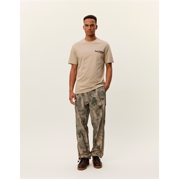 Stilren beige t-shirt med ikonisk logo på brystet fra Les Deux