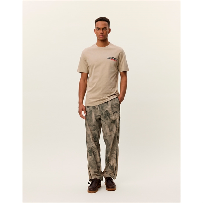 Stilren beige t-shirt med ikonisk logo på brystet fra Les Deux