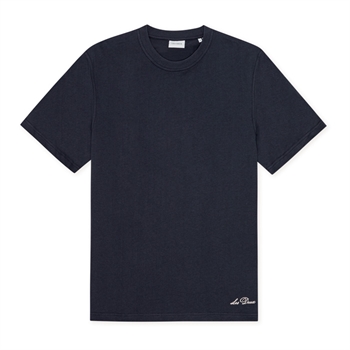 Moderne mørkeblå t-shirt med smart print på ryggen fra Les Deux