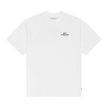Stilren hvid t-shirt med smart print ved brystet og på ryggen fra Les Deux