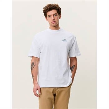 Stilren hvid t-shirt med smart print ved brystet og på ryggen fra Les Deux