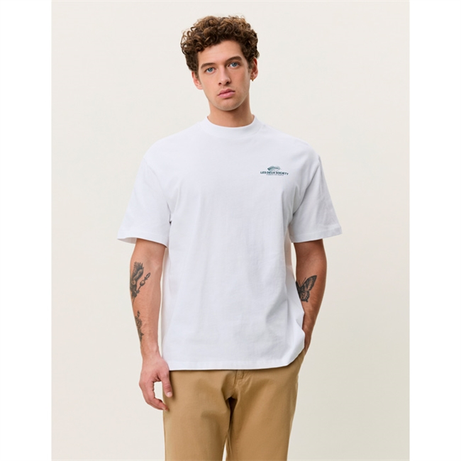 Stilren hvid t-shirt med smart print ved brystet og på ryggen fra Les Deux