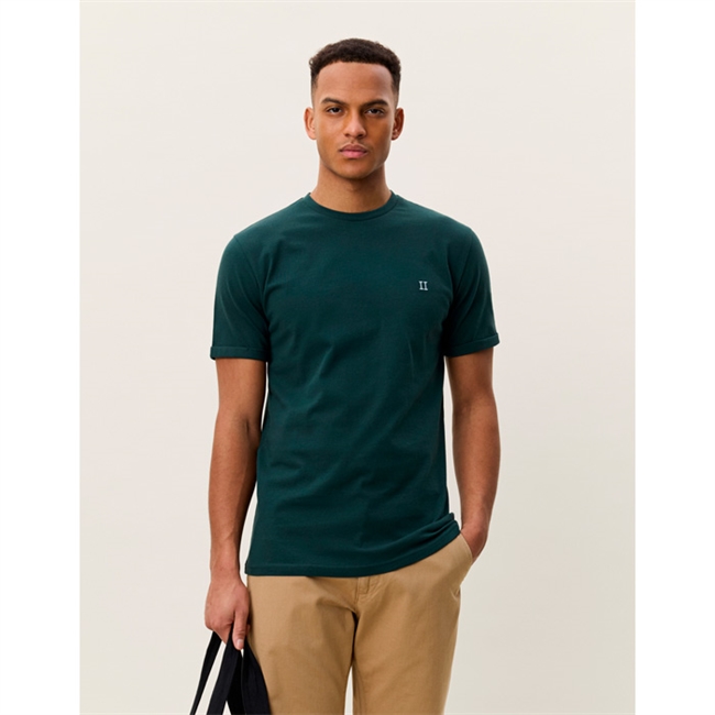 Moderne t-shirt i mørkegrøn med logo fra Les Deux