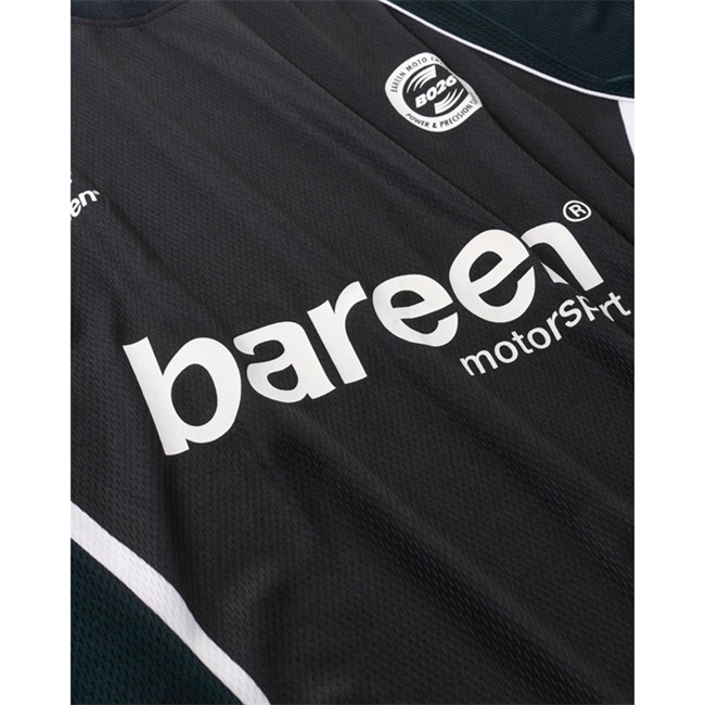 Stilren oversized t-shirt i sort fra Bareen