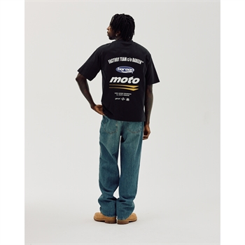 Moderne sort oversized t-shirt med print på fronten og ryggen fra Bareen