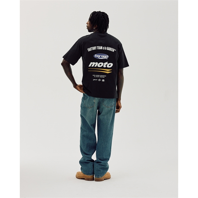 Moderne sort oversized t-shirt med print på fronten og ryggen fra Bareen