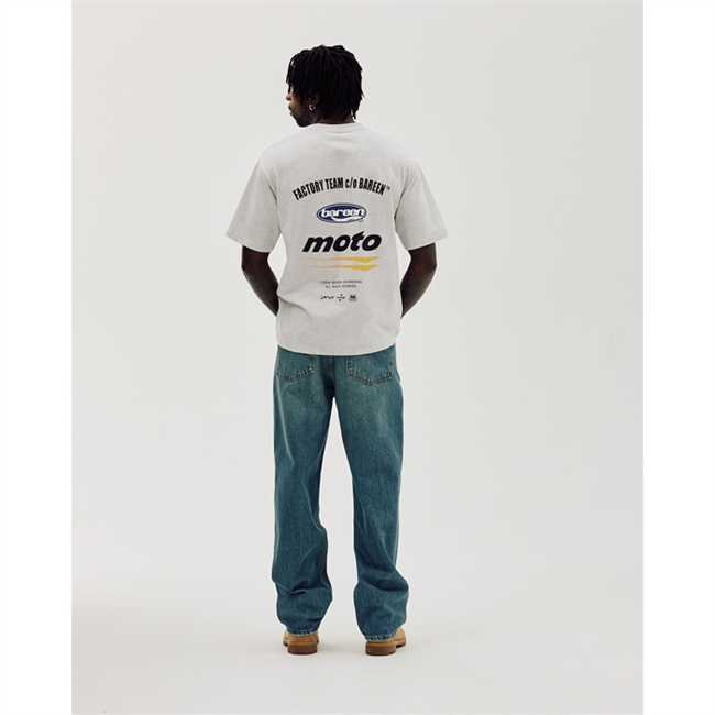 Moderne grå oversized t-shirt med print på fronten og ryggen fra Bareen