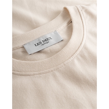 Relaxed Fit Les Deux T-Shirt i Sandfarve med lille broderet logo.