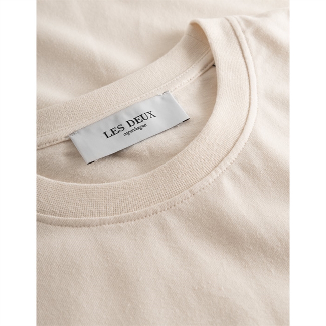 Relaxed Fit Les Deux T-Shirt i Sandfarve med lille broderet logo.