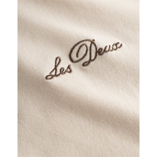 Relaxed Fit Les Deux T-Shirt i Sandfarve med lille broderet logo.