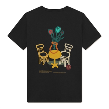Lækker sort t-shirt med print på ryggen fra Les Deux