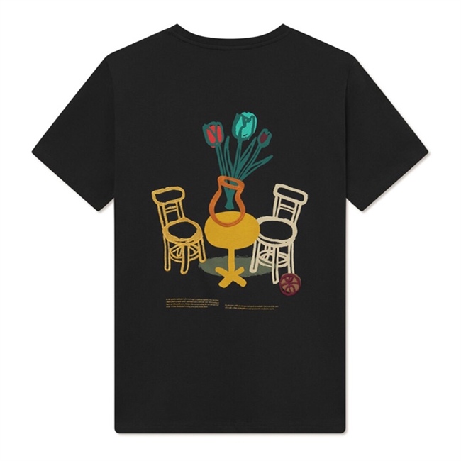Lækker sort t-shirt med print på ryggen fra Les Deux