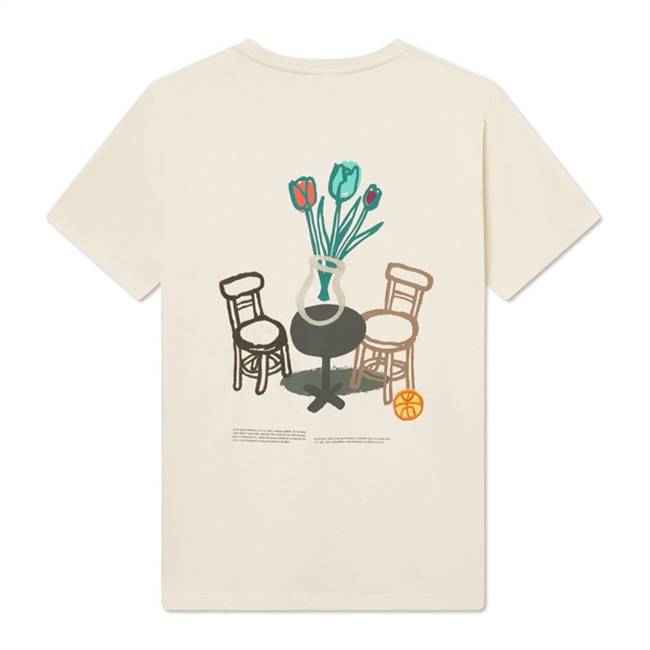 Lækker beige t-shirt med print på ryggen fra Les Deux