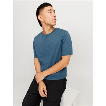 Mellem blå t-shirt fra Jack & Jones