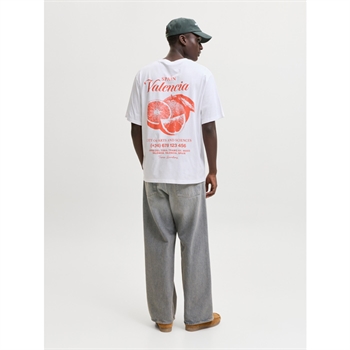 Moderne t-shirt i hvid med orange print på ryggen fra Jack & Jones