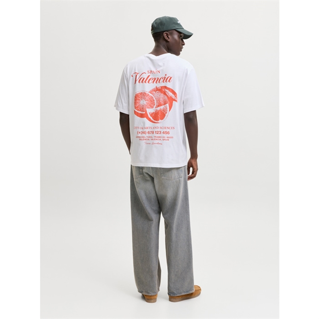 Moderne t-shirt i hvid med orange print på ryggen fra Jack & Jones