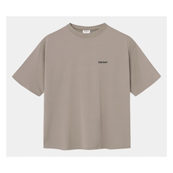 Bareen lyse brun box fit / oversize t-shirt med logo på ryggen.
