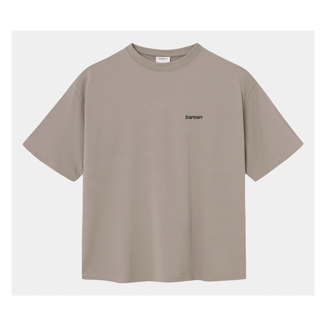 Bareen lyse brun box fit / oversize t-shirt med logo på ryggen.