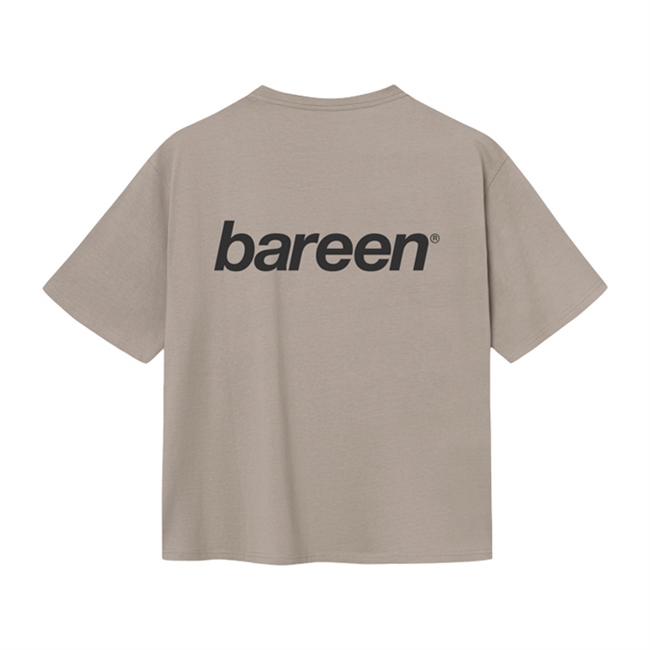 Bareen lyse brun box fit / oversize t-shirt med logo på ryggen.