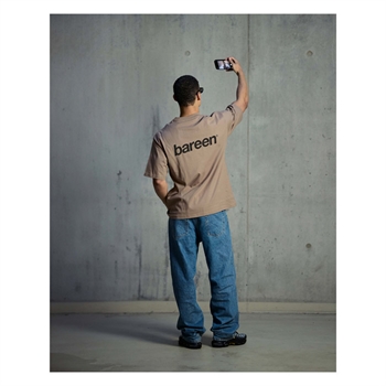 Bareen lyse brun box fit / oversize t-shirt med logo på ryggen.