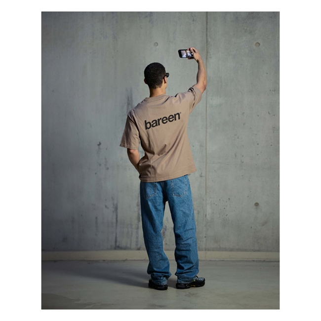 Bareen lyse brun box fit / oversize t-shirt med logo på ryggen.