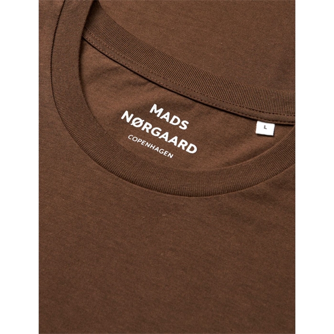 Klassisk pæn t-shirt i mørkebrun fra Mads Nørgaard