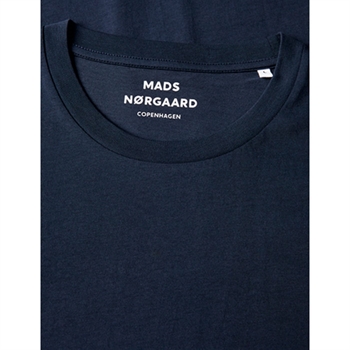Klassisk loose fit t-shirt i mørke blå fra Mads Nørgaard