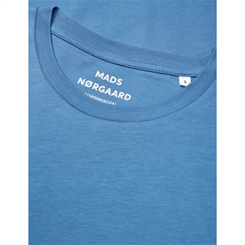 Klassisk pæn t-shirt i blå fra Mads Nørgaard