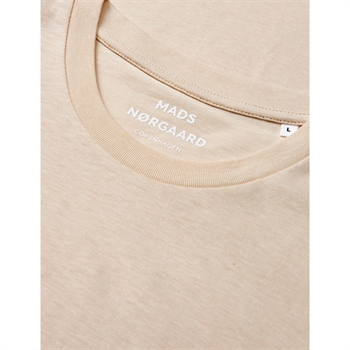 Klassisk loose fit t-shirt i lys sand farve fra Mads Nørgaard