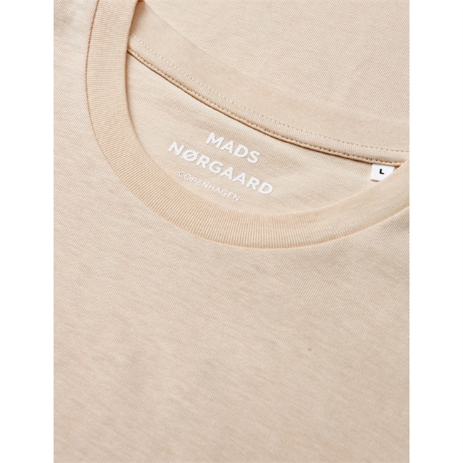 Klassisk loose fit t-shirt i lys sand farve fra Mads Nørgaard