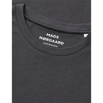 Klassisk loose fit t-shirt i grå fra Mads Nørgaard