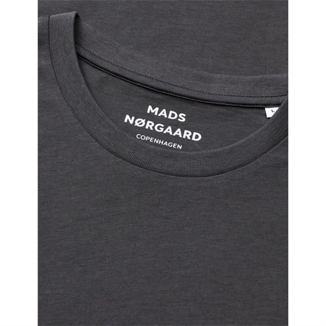 Klassisk loose fit t-shirt i grå fra Mads Nørgaard