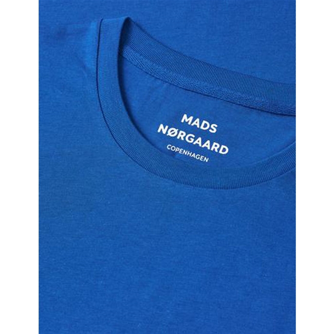 Klassisk basis t-shirt i konge blå fra Mads Nørgaard