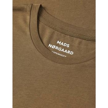 Klassisk basis t-shirt i en mørk sand farve fra Mads Nørgaard