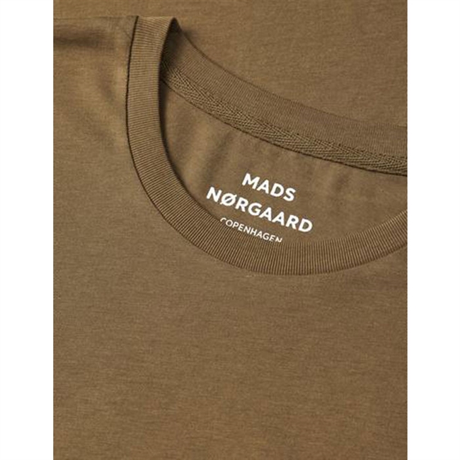Klassisk basis t-shirt i en mørk sand farve fra Mads Nørgaard