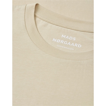 Pæn sandfarvet t-shirt fra Mads Nørgaard