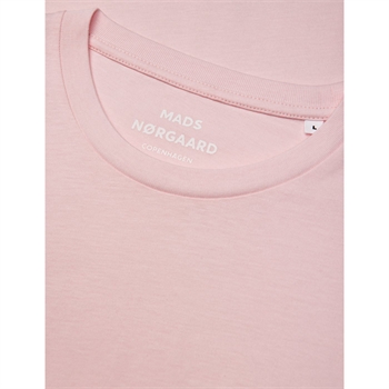 Klassisk pæn t-shirt i lyserød fra Mads Nørgaard