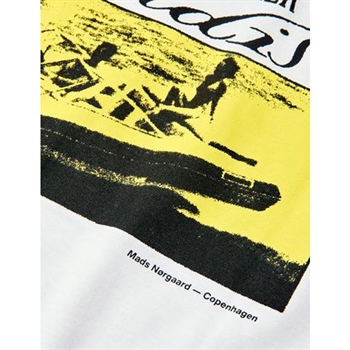 Lækker hvid jersey t-shirt med print på ryggen fra Mads Nørgaard