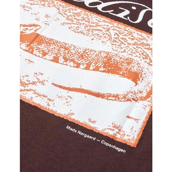 Lækker brun jersey t-shirt med print på ryggen fra Mads Nørgaard