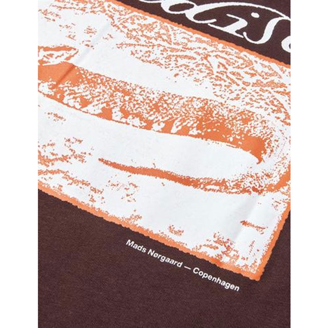 Lækker brun jersey t-shirt med print på ryggen fra Mads Nørgaard
